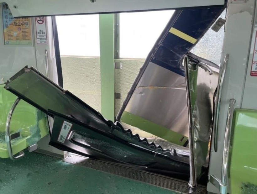 Tayvan'da feci olay! İnşaat vinci metronun üzerine düştü: 1 ölü, 8 yaralı - Resim: 6