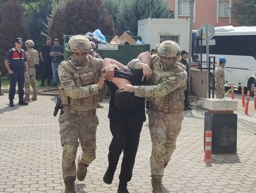 Terkinler çetesi hesap verecek! Adliyeye getirilen üyeler tepkili! Önce ayakkabısını fırlattı, sonra 'Reklam yaptınız bizi' dedi - Resim: 8
