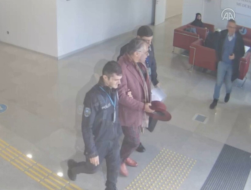 Modacı Barbaros Şansal, İstanbul'da "devletin askeri ve emniyet teşkilatını alenen aşağılama" suçundan gözaltına alındı - Resim: 9