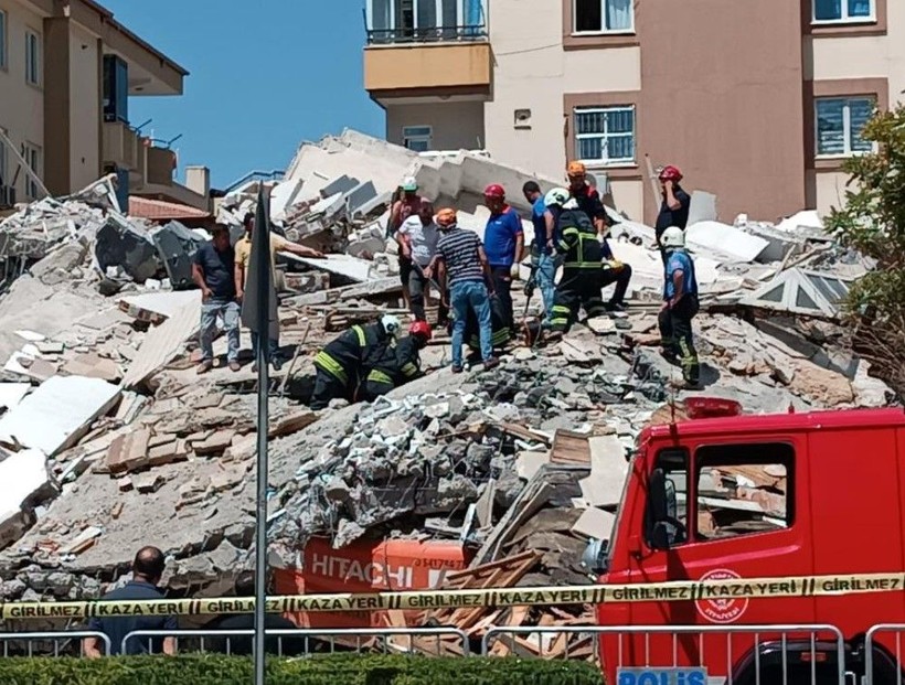 Gaziantep'te ağır hasarlı bina yıkım çalışmaları esnasında çöktü! Enkaz altında kalan operatör hayatını kaybetti - Resim: 15