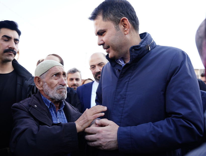 Depremin acısı yerini mutluluğa bıraktı: Koyunlu çifti yeni evlerinde Bakan Kurum’u gözyaşlarıyla karşıladı - Resim: 1