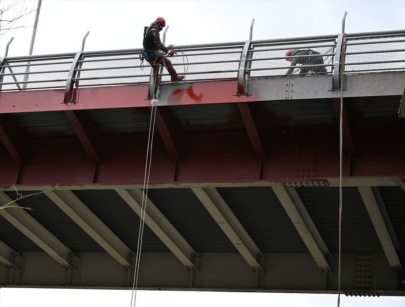 Köprülerin bakım-onarımını yapıyorlar! Dağcıların 50 metre yükseklikte zorlu mesaisi görüntülendi - Resim: 40