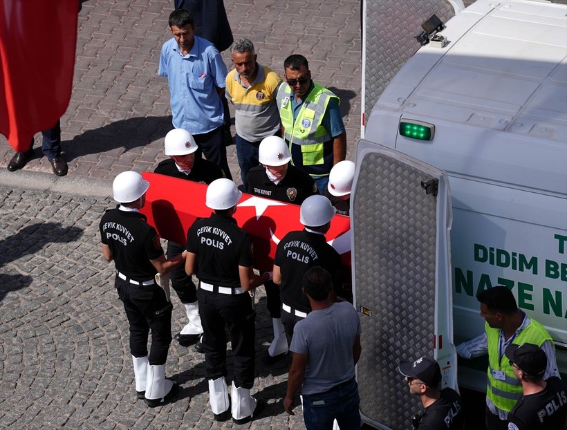 İsrail askerlerince öldürülen Ayşenur Ezgi Eygi, son yolculuğuna uğurlandı - Resim: 3