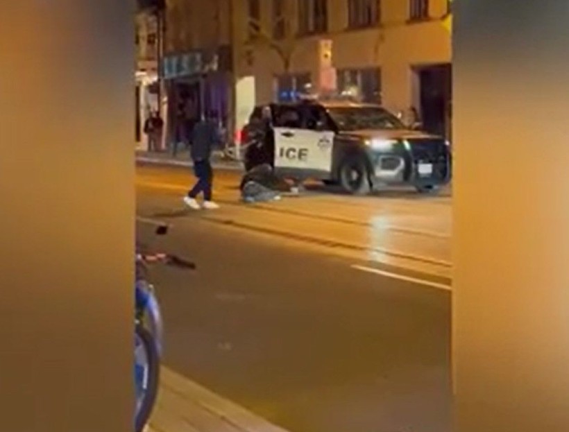 Böylesi görülmedi! Boynunda pitonla dolaşan adam kabus oldu! Sokak ortasında pitonu kırbaç gibi kullanarak dövdü! - Resim: 7