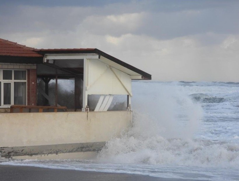 Hatay’da deniz taştı! iş yerleri ve caddeler su altında kaldı - Resim: 18