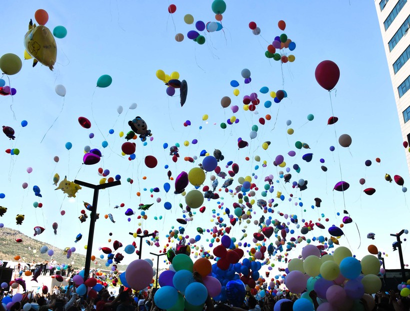İzmir’de balonlar kanser tedavisi gören çocuklar için uçuruldu - Resim : 1