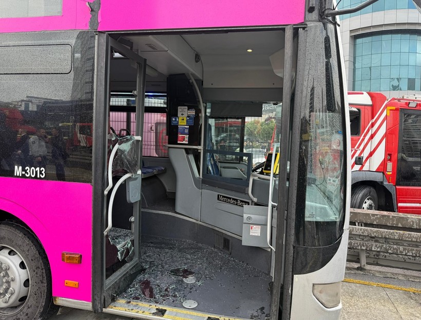 Beylikdüzü'nde iki metrobüs çarpıştı: 1 ölü 20 yaralı - Resim : 4