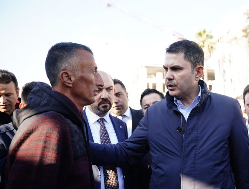 Depremin acısı yerini mutluluğa bıraktı: Koyunlu çifti yeni evlerinde Bakan Kurum’u gözyaşlarıyla karşıladı - Resim: 5