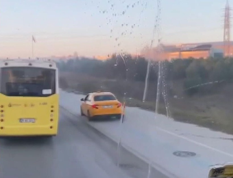 Esenyurt'ta taksici kaldırımdaki scooterlı kadına çarptı - Resim: 1
