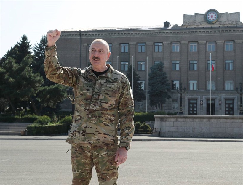 İlham Aliyev, işgalcilerin başkent olarak gördüğü Hankendi'de Azerbaycan bayrağını göndere çekti - Resim: 11