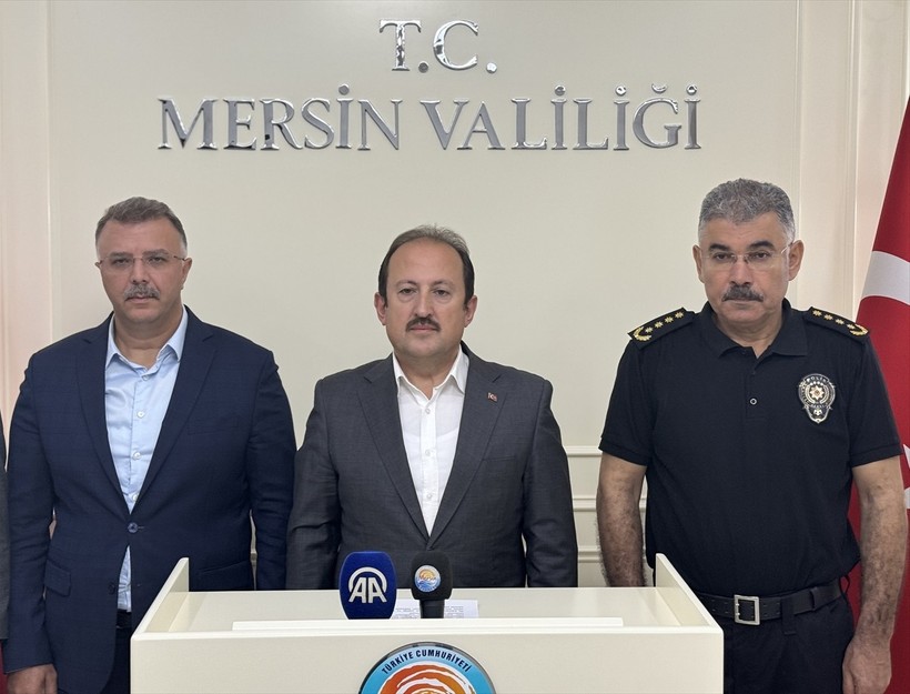 Mersin Valisi Ali Hamza Pehlivan (sağ 2), yurtta kalan kız öğrencinin cinsel saldırıya uğradığı...