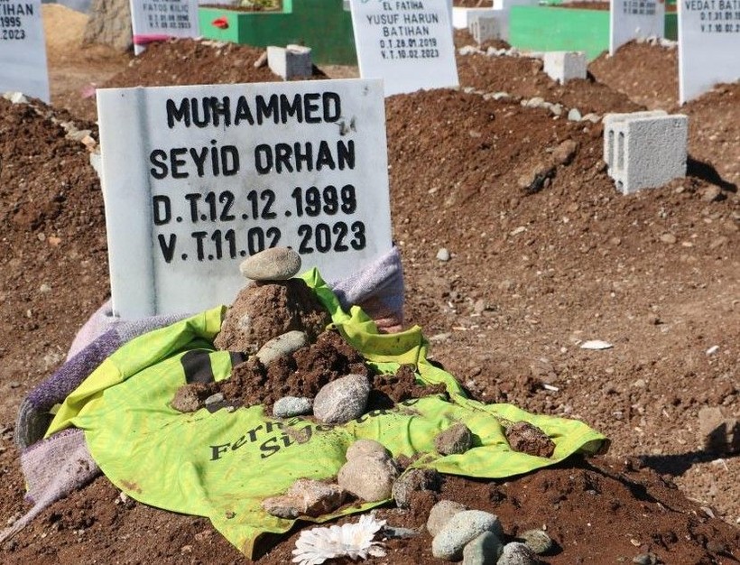 Bu acıya yürek dayanmaz! Diyarbakır'da depremde vefat edenlerin hatıraları mezarlıklara bırakıldı - Resim: 14