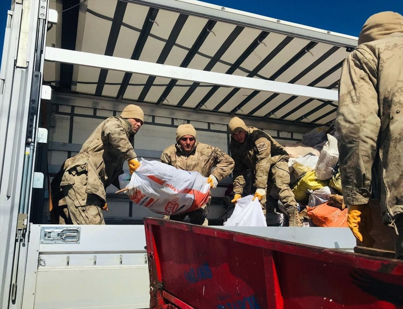"Asrın Felaketi'nde Mehmetçik ilk andan bu yana millet ile yan yana! Acıya da ortak oldular tebessüme de... - Resim: 22