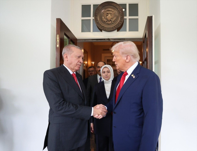 Beyaz Saray'daki zirveside yer alan şifreler! Trump'tan dikkat çeken rozet - Resim: 37