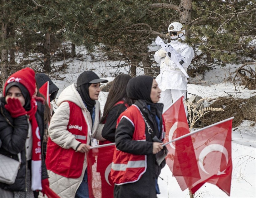 Sarıkamış şehitlerini anma etkinliğinde binlerce vatandaş Allahuekber Dağları'nda yürüdü - Resim: 2