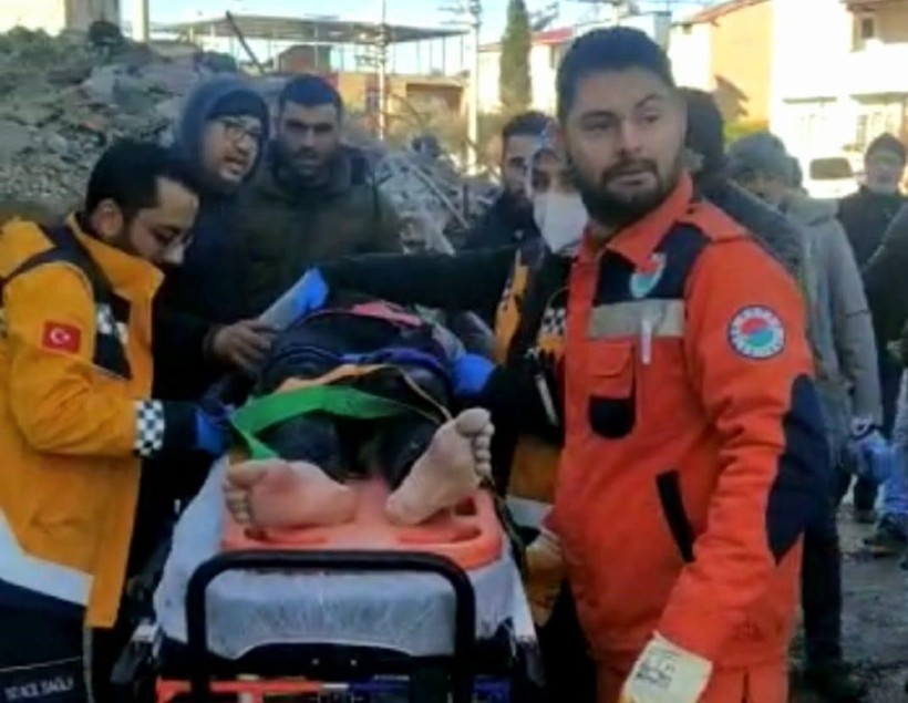 Son Dakika! Yeni günde enkazdan kurtarılan canlar umudu artırdı! 30. saatte bulunanlar, asker abileriyle konuşan çocuklar, uykusundan uyanan minik: Ne oluyor ya - Resim: 17