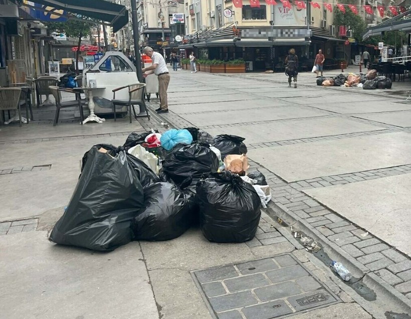 İzmir'de grevin 3'üncü gününde sokaklarda çöpler birikti - Resim: 2