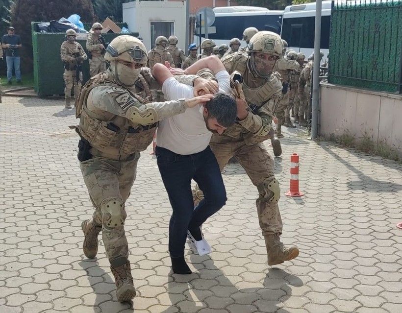 Terkinler çetesi hesap verecek! Adliyeye getirilen üyeler tepkili! Önce ayakkabısını fırlattı, sonra 'Reklam yaptınız bizi' dedi - Resim: 5