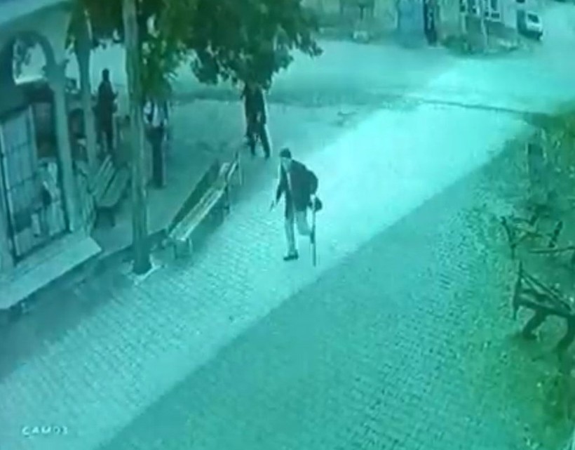 Isparta'da 93 yaşındaki adam silahla 3 kişiyi yaraladı! O anlar kameralara yansıdı - Resim : 1