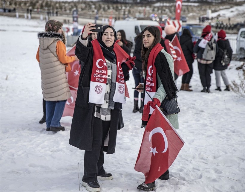 Sarıkamış şehitlerini anma etkinliğinde binlerce vatandaş Allahuekber Dağları'nda yürüdü - Resim: 8