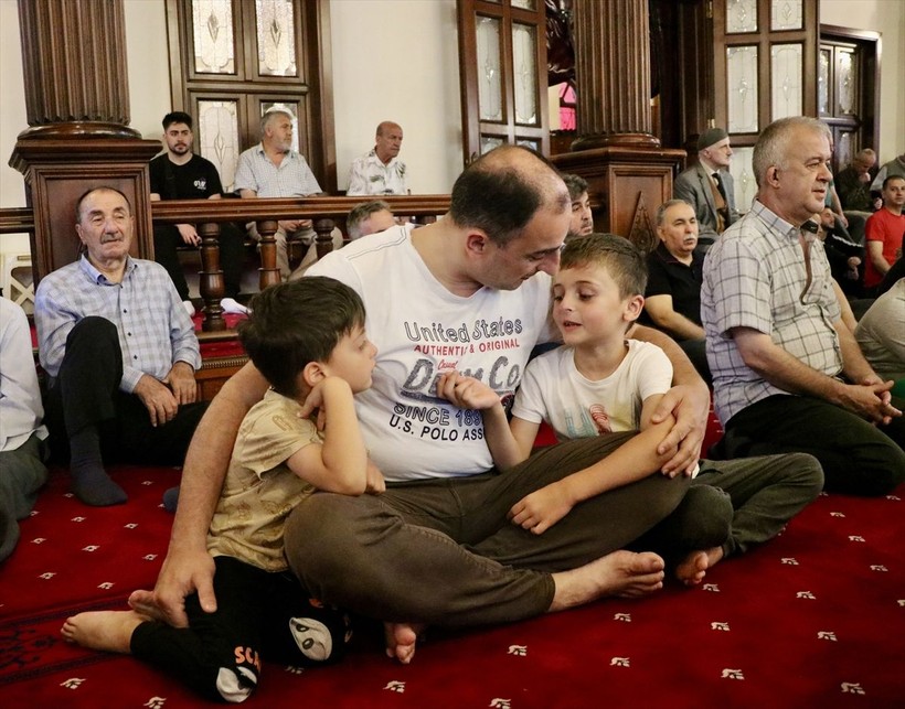 İslam aleminde bayram namazı coşkusu! Camiler doldu taştı - Resim: 49