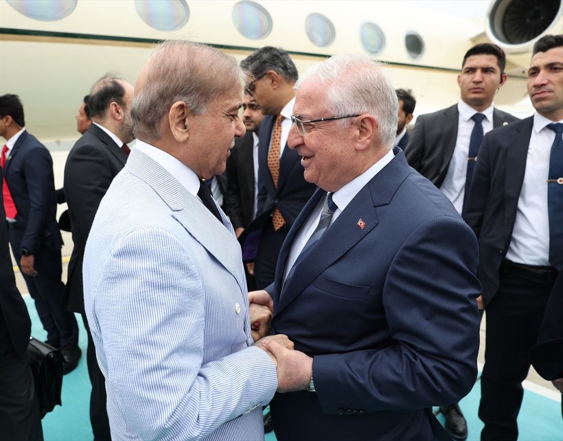 Bakan Güler, Pakistan Başbakanını havalimanında törenle karşıladı - Resim : 1