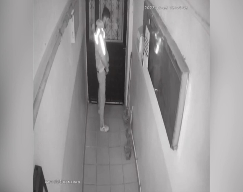 Gaziosmanpaşa'da sipariş getirdiği apartmana idrarını yapan kurye kamerada - Resim : 2