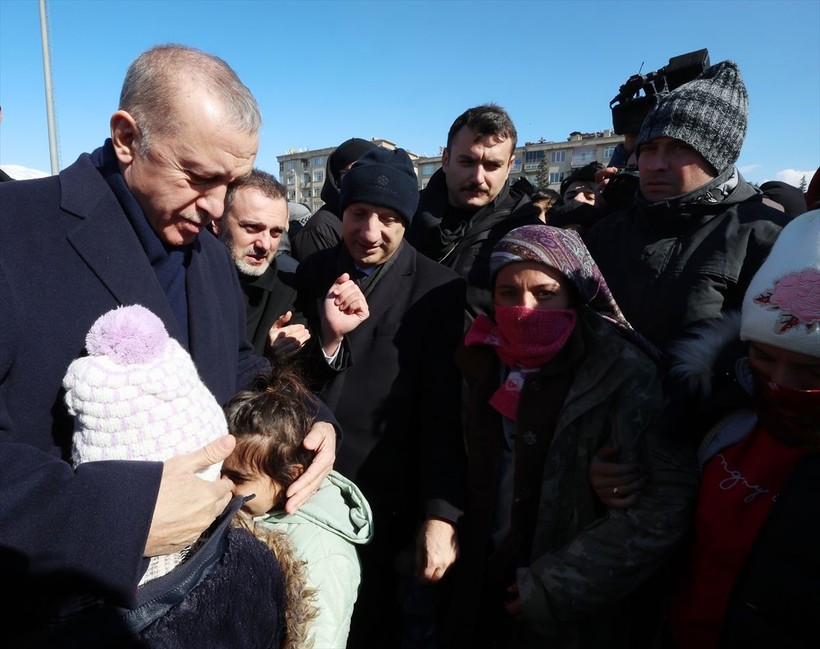 Cumhurbaşkanı Recep Tayyip Erdoğan, Onikişubat Stadyumu'nda kurulan çadır kentte vatandaşlarla görüştü - Resim: 9