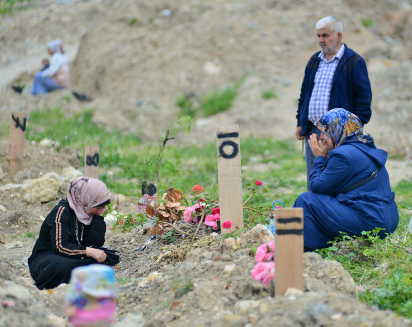 Depremin vurduğu şehirlerde en acı bayram! Mezarlıklarda kahreden fotoğraflar - Resim: 8