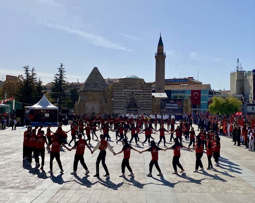 Türkiye iliklerine kadar Cumhuriyet'i kutluyor! Nereye baksan kırmızı-beyaz! 🤍❤️Meydanlarda 7'den 70'e 100. yıl coşkusu - Resim: 179
