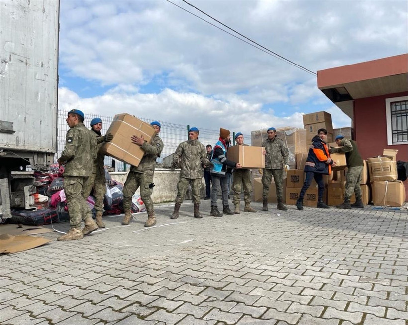 "Asrın Felaketi'nde Mehmetçik ilk andan bu yana millet ile yan yana! Acıya da ortak oldular tebessüme de... - Resim: 35