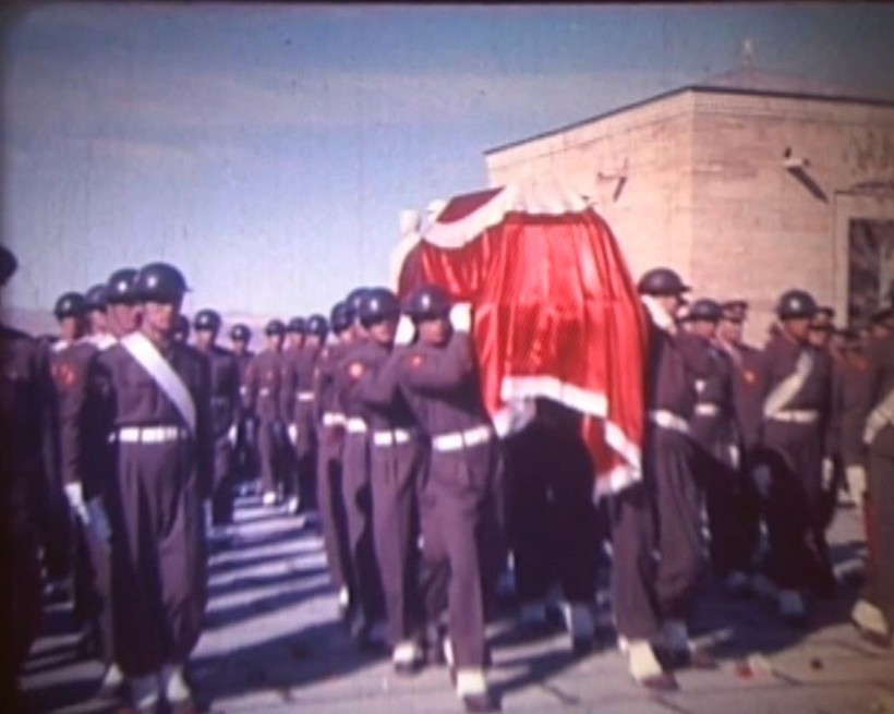 Atatürk'ün naaşının Anıtkabir'e naklinin renkli görüntüleri çıktı! - Resim: 3