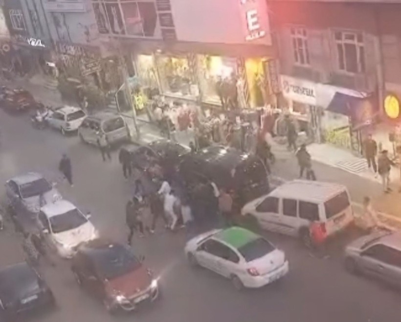 Esenyurt'ta 'Yan baktın' kavgası kamerada - Resim: 5