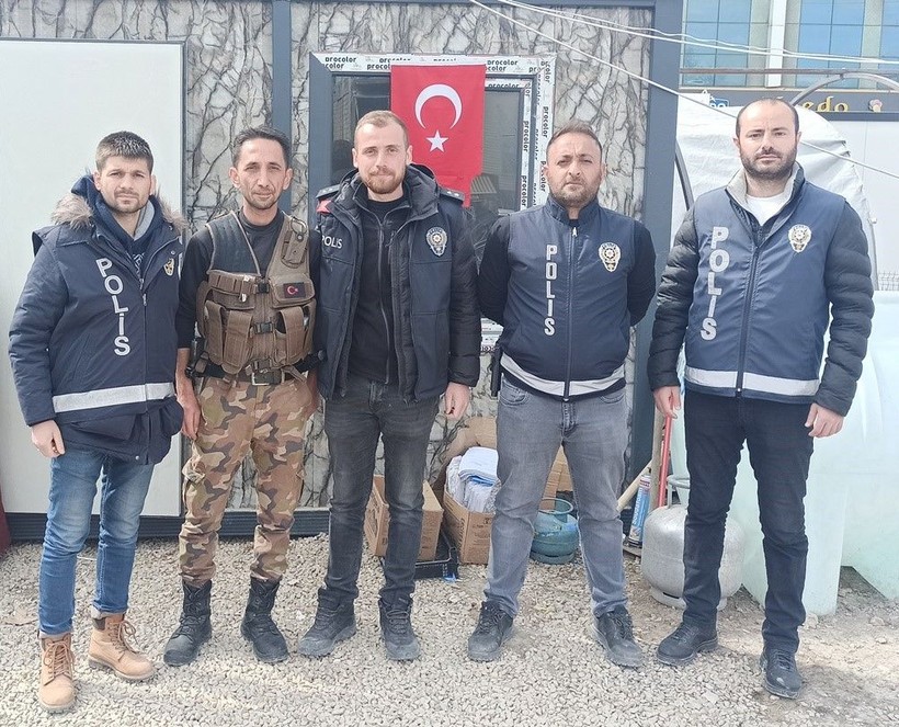 Gönüllü olarak gittiği deprem bölgesine giden Polis Memuru Ferhat Erduğan'ı da dinleyenleri de duygulandıran bir olay yaşandı - Resim: 5
