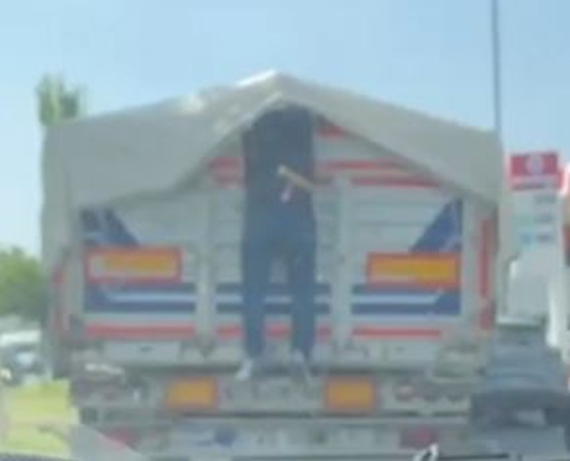 Konum şaşırtmadı: Kırmızı ışıkta duran kamyondan karpuz çaldı - Resim : 1