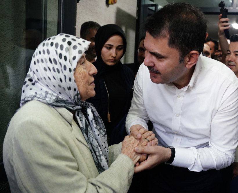 Bakan Kurum'dan depremzede aileye ziyaret: Bu mücadeleyi beraber sürdüreceğiz - Resim : 2