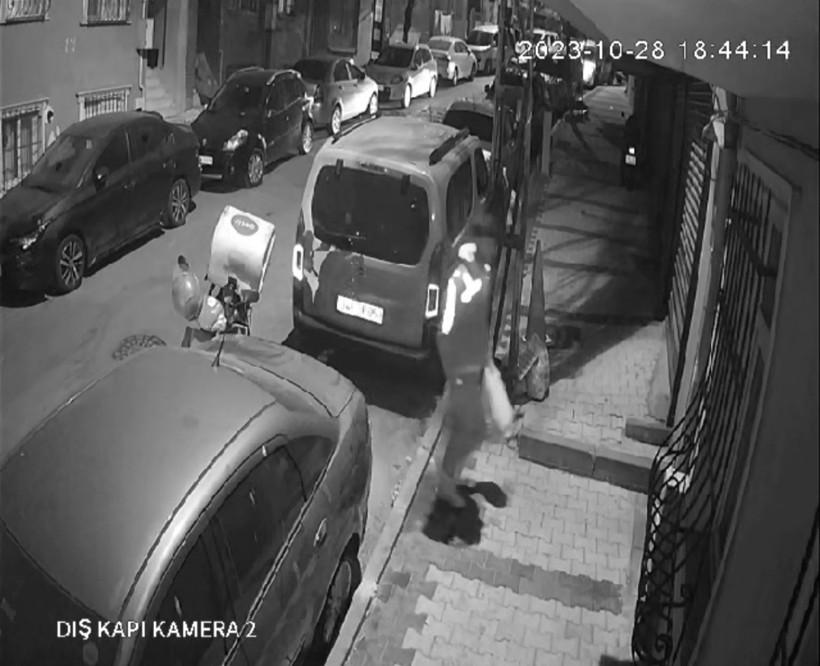 Gaziosmanpaşa'da sipariş getirdiği apartmana idrarını yapan kurye kamerada - Resim : 1