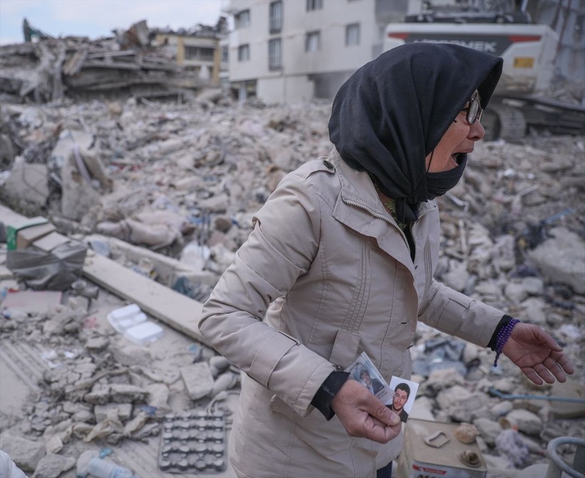 Hatay'da enkaz kaldırma çalışmaları başladı! Bir kadın yakınının vesikalık fotoğrafını görünce feryat etti - Resim: 5