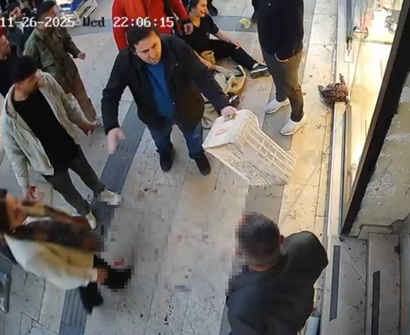 Boşanma aşamasındaki eşinin bıçaklı saldırısına uğrayan kadını esnaf meyve kasalarıyla kurtardı - Resim : 2