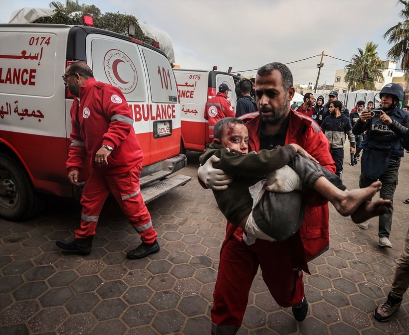 İsrail'in Gazze'ye saldırması sonucu yaralananlar Aksa Şehitleri Hastanesi'ne getirildi - Resim: 9