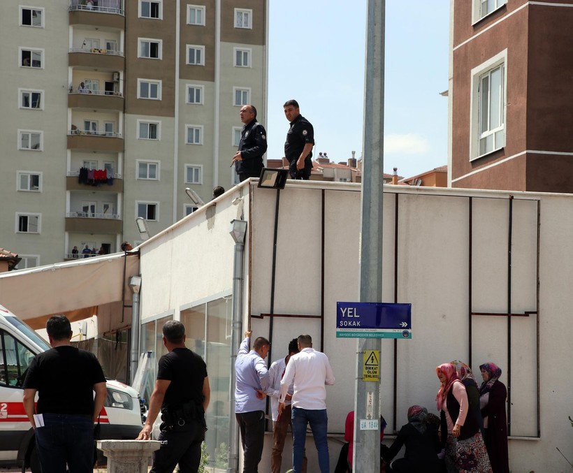 Kayseri'de facia! Çocuğunu kurtarmak isteyen anne kucağındaki çocuğu ile 13. kattan düştü: 3 ölü - Resim: 9