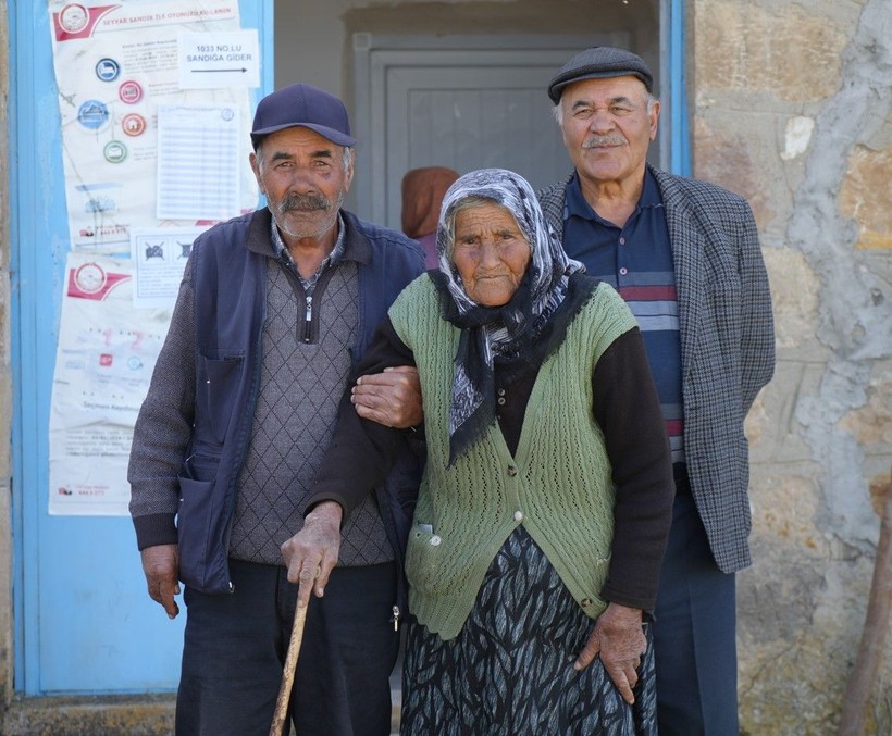 Türkiye'nin en yaşlı seçmeni 117 yaşındaki Arzu nine oldu - Resim: 9