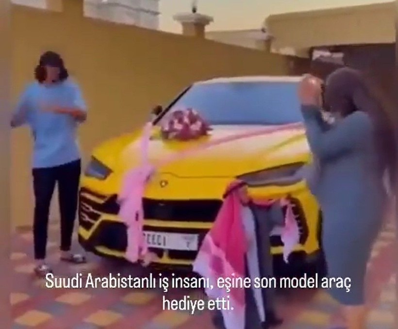 Bu görüntüler gündeme oturdu! Suudi Arabistanlı cüce iş insanı eşine lüks otomobil aldı! Hediyeyi göre kadın bakın ne yaptı! - Resim: 12