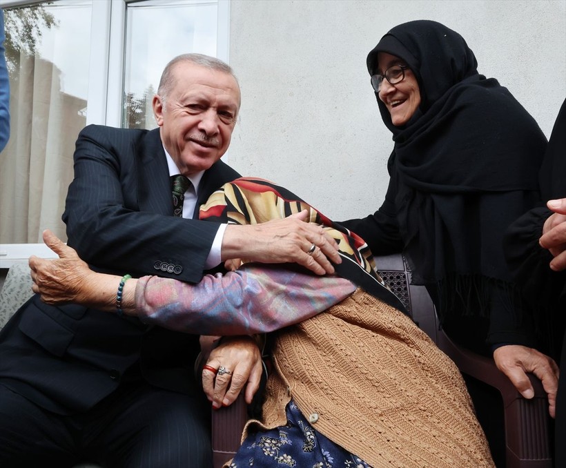 Cumhurbaşkanı Erdoğan'a Rize'de komşularından sevgi seli - Resim: 1