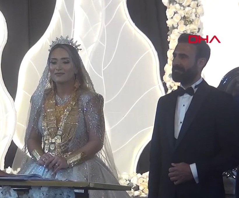 Bir aşiret düğünü klasiği! Geline 15 milyonluk altın takıldı, paralar başlarında uçuştu - Resim: 8
