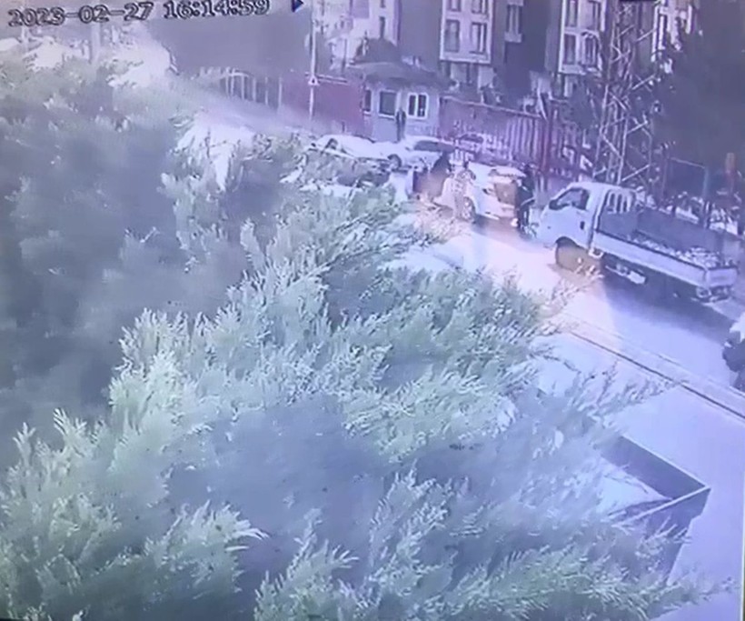 İstanbul'da film gibi operasyon! Otomobilin önünü keserek 1,5 milyon Euro gasbeden çete yakalandı - Resim: 2