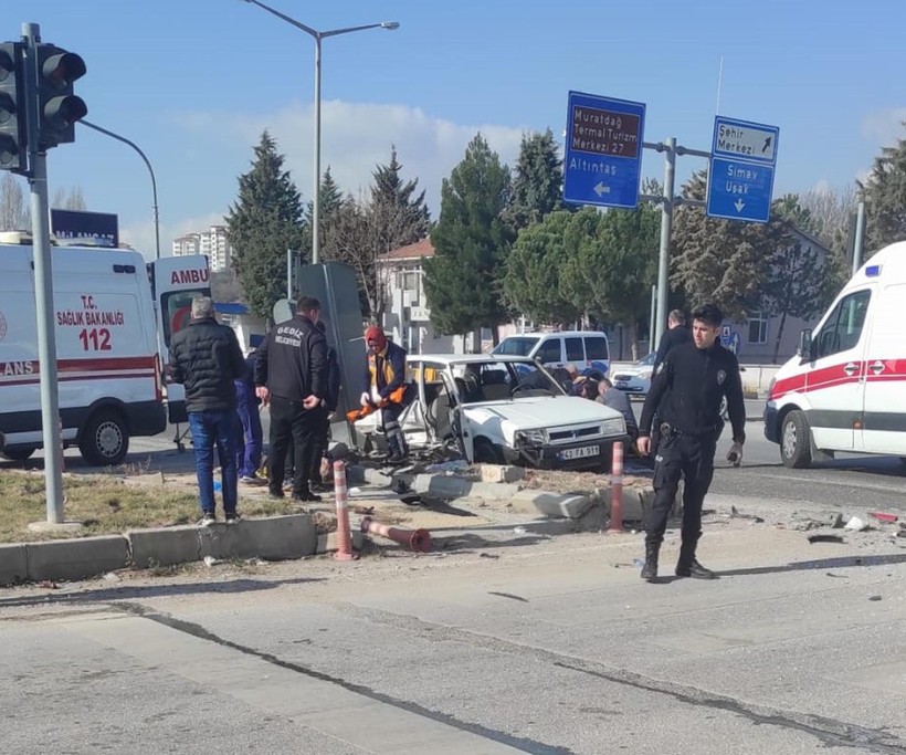 Kütahya'da 2 otomobilin çarpıştığı kazada 3 kişi hayatını kaybetti - Resim : 3