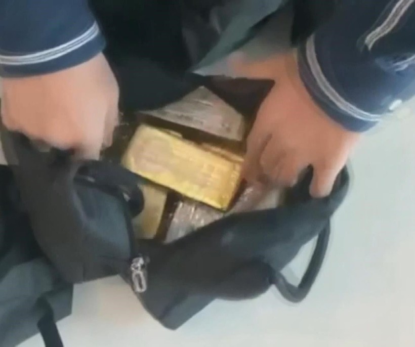 İstanbul Havalimanı'nda polis bebek pusetinde 73 kilo altın buldu - Resim: 1