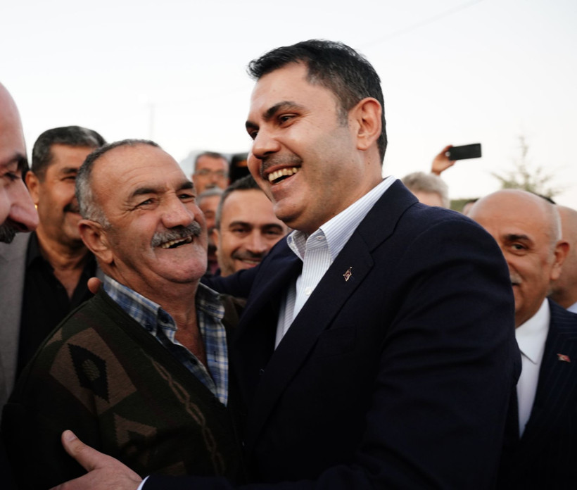 Depremin acısı yerini mutluluğa bıraktı: Koyunlu çifti yeni evlerinde Bakan Kurum’u gözyaşlarıyla karşıladı - Resim: 7