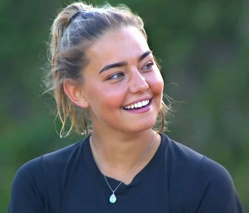 Geçtiğimiz günlerde tesettürlü hallerini paylaşan Aycan Yanaç'tan dekolteli pozlar geldi! Yanaç'ın fotoğraflarına yorum yağdı - Resim: 5